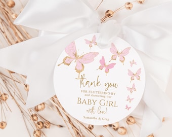 Op de afbeelding: Roze en gouden vlinder bedankkaartjes met de tekst "Bedankt voor het komen en het verwennen van onze baby girl met liefde! Samantha & Greg".