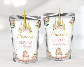 Könnte beinhalten: Zwei silberne Saftbeutel mit Prinzessinnen-Motiv. Die Beutel zeigen ein goldenes Schloss, rosa Blumen und den Text "Princess Olivia's 3rd Birthday".