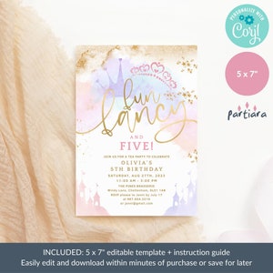 Puede incluir: Una invitaci&oacute;n imprimible para una fiesta de t&eacute; para celebrar el quinto cumplea&ntilde;os de una ni&ntilde;a. La invitaci&oacute;n mide 12,7 x 17,8 cm y presenta un fondo de acuarela con una superposici&oacute;n de purpurina dorada, una corona y el texto "Fun and Five!" en escritura dorada.