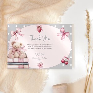 Modello di biglietto di ringraziamento per baby shower con libro di fiabe, biglietto di auguri "Un nuovo capitolo inizia" per ragazze, fiocco rosa e orsacchiotto stampabile, biglietto modificabile P885