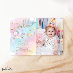 Invitation de fête d'anniversaire 3e anniversaire Licorne, jeune sauvage et trois arc-en-ciel, imprimable avec photo en téléchargement numérique modifiable par photo P179