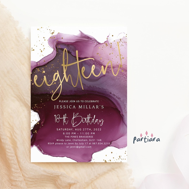 Op de afbeelding: Een elegante uitnodiging met een aquarelontwerp in paars en goud. Het woord "eighteen" is geschreven in gouden script, met details voor een 18e verjaardagsviering, inclusief datum, tijd en locatie.