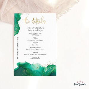 Könnte beinhalten: Eine weiße Karte mit goldenem Text, der "die Details" und "Der Ablauf des Abends" lautet. Die Karte hat ein grün-goldenes Aquarelldesign. Die Karte listet den Zeitplan der Veranstaltung auf, einschließlich Cocktails, Reden und einem Drei-Gänge-Menü.