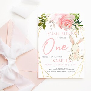 Einige Häschen sind ein 1. Geburtstagseinladungsvorlage, Mädchen rosa Blumenkaninchen einladen druckbar, bearbeitbarer digitaler Download P376