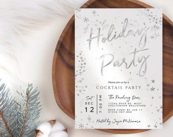 Könnte beinhalten: Eine silber-weiße Einladung zur Weihnachtsfeier mit den Worten "Holiday Party" in eleganter Schrift. Die Einladung enthält Veranstaltungsdetails wie Datum, Uhrzeit und Ort, mit Schneeflocken-Akzenten.