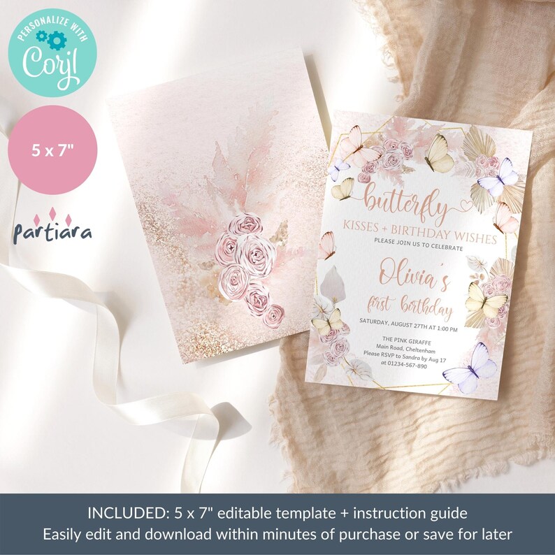 Puede incluir: Una plantilla de invitaci&oacute;n imprimible de 12,7 x 17,8 cm para un primer cumplea&ntilde;os. La invitaci&oacute;n presenta un esquema de color rosa y dorado con mariposas, flores y el texto "butterfly kisses + birthday wishes". Tambi&eacute;n se incluye el texto "Olivia's first birthday", junto con la fecha, la hora y el lugar de la fiesta.
