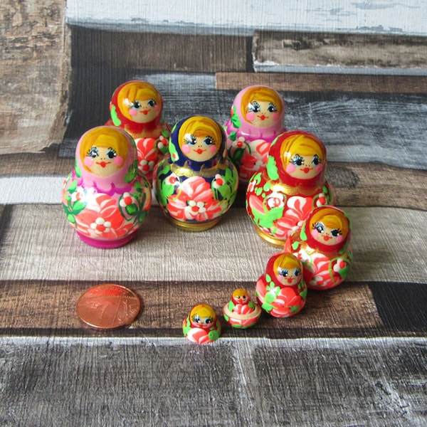 Erstaunliche 5 Stück kleine Miniatur Holzpuppen - Matryoshka - Nesting dolls / Stapelpuppe Wohnkultur