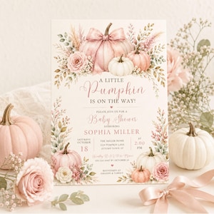 Puede incluir: Una tarjeta de invitación rectangular para baby shower con una ilustración en acuarela de calabazas rosas y blancas, rosas y follaje seco. El texto dice: A LITTLE Pumpkin IS ON THE WAY! PLEASE JOIN US FOR A Baby Shower HONORING SOPHIA MILLER.