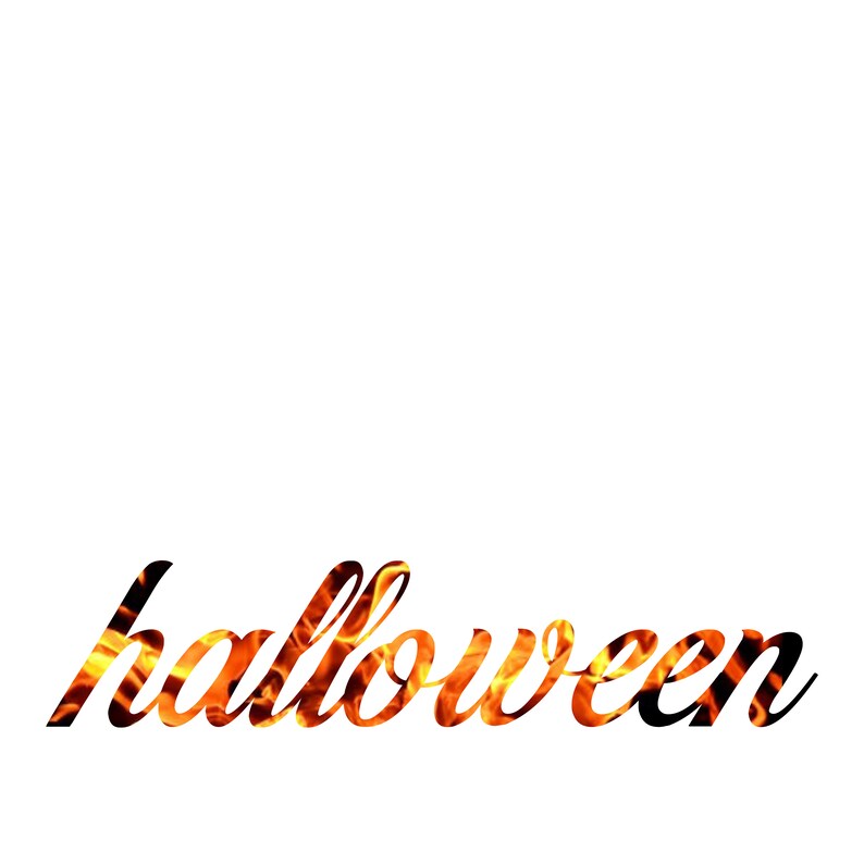 Op de afbeelding: Het woord "Halloween" in een cursief lettertype, met een vurige oranje en gele vlammen effect dat de letters vult. De achtergrond is effen wit, waardoor de tekst opvalt.