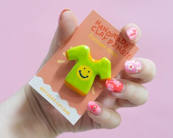 Handgemachter Pin aus Polymer Clay – Anstecknadel – Shirt Design, Studio Cat-She