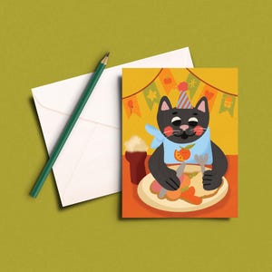 Lindo gato negro colorido disfrutando de un asado dominical británico: postal A6 para amantes de los gatos – Studio Cat-She
