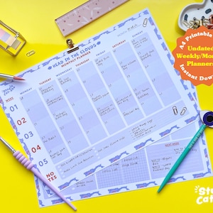 Peut inclure: Un planificateur mensuel imprimable bleu et blanc avec le titre "Head in the Clouds" et un motif de nuage. Le planificateur a une mise en page en grille avec de l'espace pour écrire des dates et des notes. Le planificateur est sur une surface jaune avec une règle, des pinceaux et d'autres articles de papeterie.