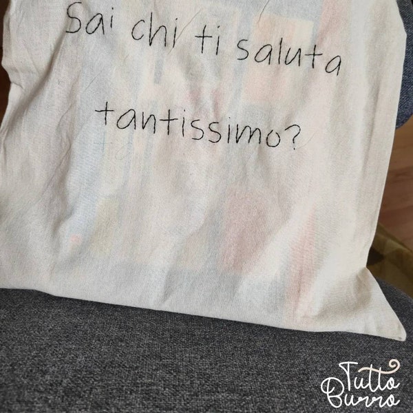 Shopper ricamata a mano "sai chi ti saluta tantissimo?"