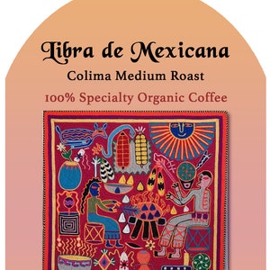 Peut inclure: Un textile color&eacute; cousu &agrave; la main avec un fond rouge et un soleil, des animaux et des personnes dans une sc&egrave;ne. Le texte "Libra de Mexicana Colima Medium Roast 100% Specialty Organic Coffee Montclair Roasting Company www.montclair-roasting.com" est imprim&eacute; sous le textile.