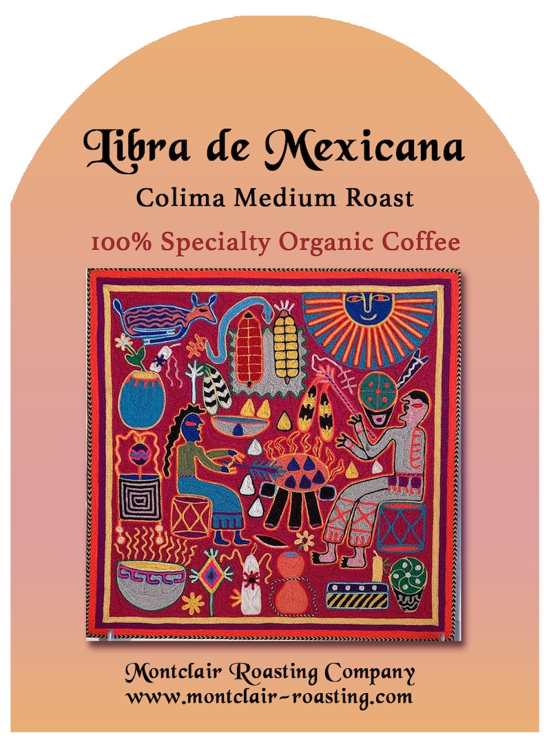 Peut inclure: Un textile color&eacute; cousu &agrave; la main avec un fond rouge et un soleil, des animaux et des personnes dans une sc&egrave;ne. Le texte "Libra de Mexicana Colima Medium Roast 100% Specialty Organic Coffee Montclair Roasting Company www.montclair-roasting.com" est imprim&eacute; sous le textile.