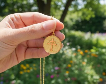 Halsband med kristet korshänge i mässing | Religiösa smycken i guld