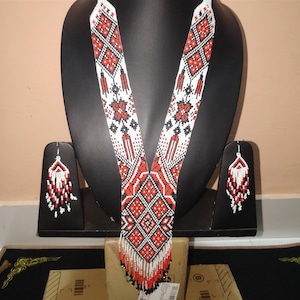 Collana Gerdan floreale con diamanti color cremisi ucraino realizzata a mano: motivo geometrico folk con perline rosse, bianche e nere e ispirato alla Vyshyvanka.