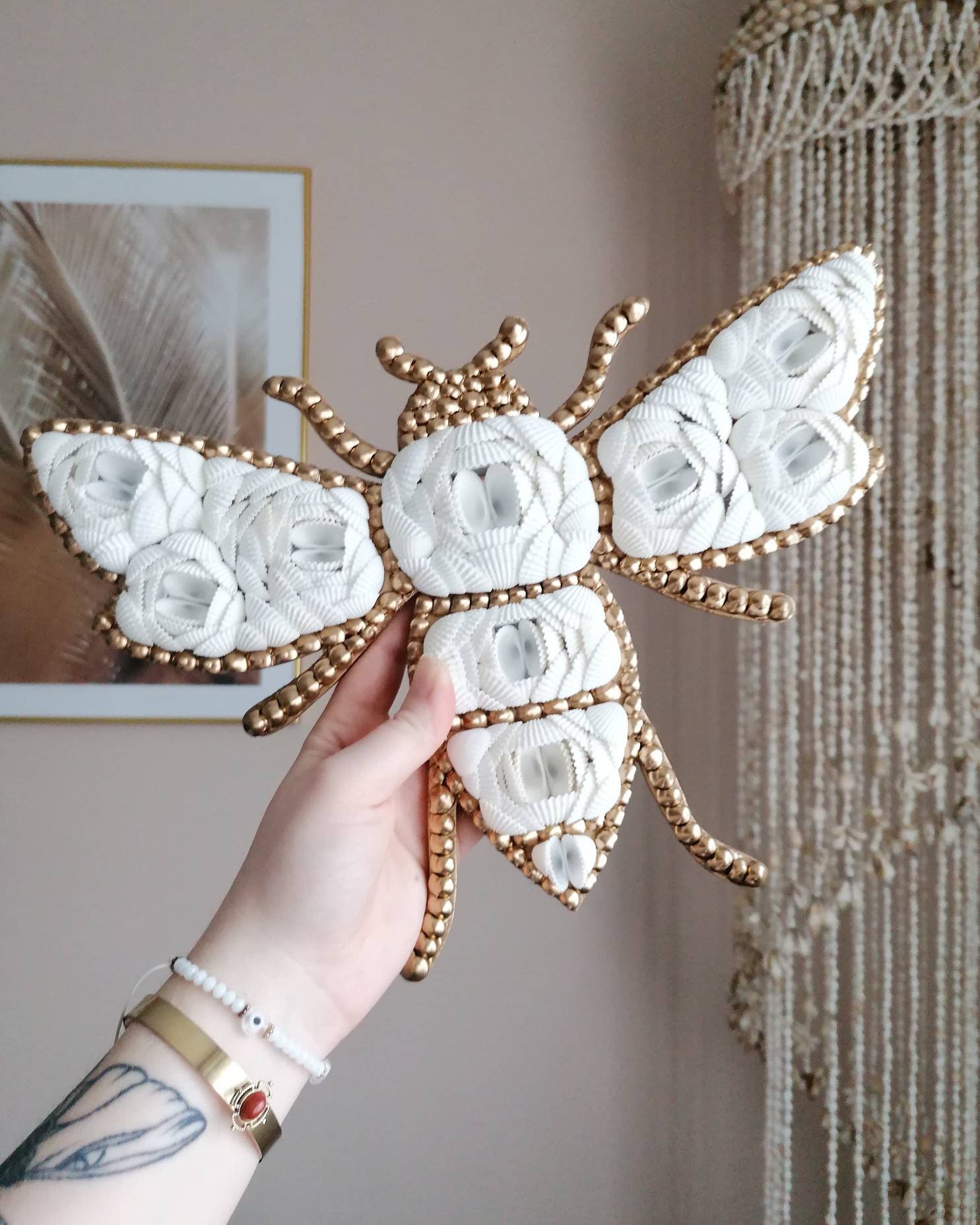 Décoration Murale Abeille en Coquillages | 32x24 - Boho Inspired Home Decor Handmade Made in France 