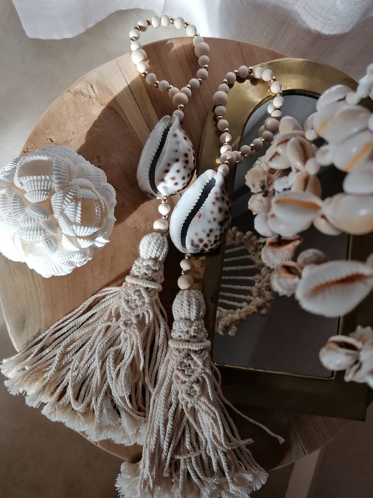 Décoration à Suspendre- Gros Pompon Macramé et Coquillage - Boho Inspired Home Decor Made in France