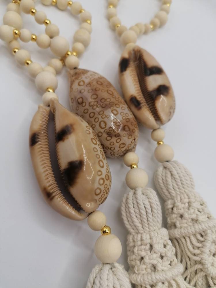 Décoration à Suspendre- Gros Pompon Macramé et Coquillage - Boho Inspired Home Decor Made in France