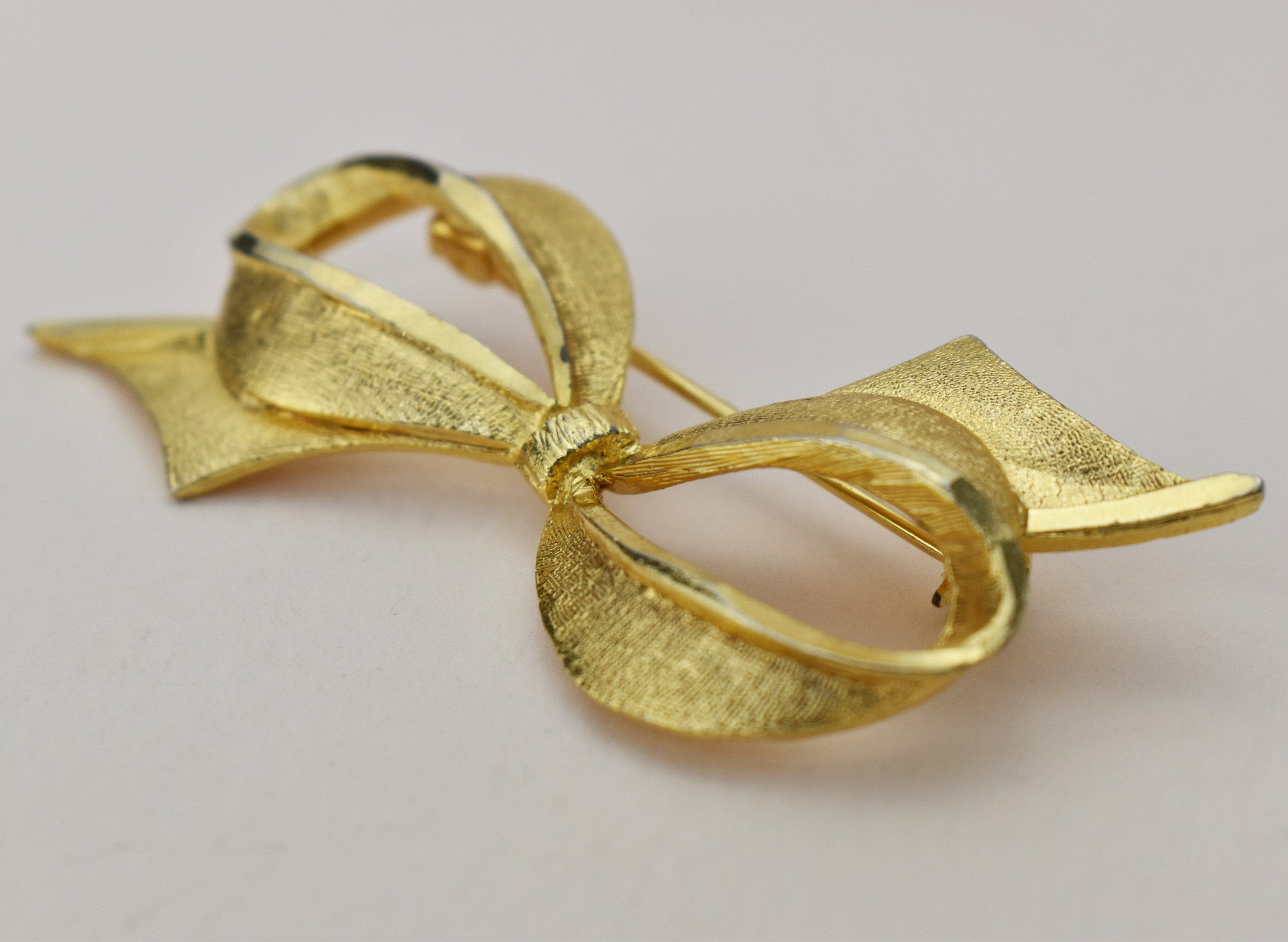 MUCKLILY Samt Schleifenbrosche Damen Rot - Elegante Doppelschleife Für Blusen & Kleider