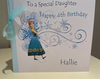 Puede incluir: Una tarjeta de cumpleaños con una cinta azul claro. La tarjeta presenta una imagen de dibujos animados de una princesa con un vestido turquesa con un diseño de girasol. El texto de la tarjeta dice "To a Special Daughter Happy 4th Birthday Hallie."