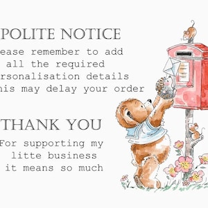 K&ouml;nnte beinhalten: Aquarellillustration mit einem Teddyb&auml;ren und einem Igel, die einen Brief in einen roten Briefkasten einwerfen. Das Bild enth&auml;lt den Text: "POLITE NOTICE" und "THANK YOU". Die Szene spielt in einem Garten mit Blumen und einer Maus.