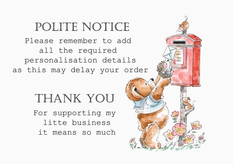 K&ouml;nnte beinhalten: Aquarellillustration mit einem Teddyb&auml;ren und einem Igel, die einen Brief in einen roten Briefkasten einwerfen. Das Bild enth&auml;lt den Text: "POLITE NOTICE" und "THANK YOU". Die Szene spielt in einem Garten mit Blumen und einer Maus.