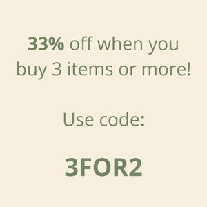Pu&ograve; includere: Grafica di testo con sfondo verde. Il testo recita: "33% di sconto quando acquisti 3 articoli o pi&ugrave;! Usa il codice: 3FOR2"