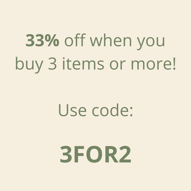 Pu&ograve; includere: Grafica di testo con sfondo verde. Il testo recita: "33% di sconto quando acquisti 3 articoli o pi&ugrave;! Usa il codice: 3FOR2"