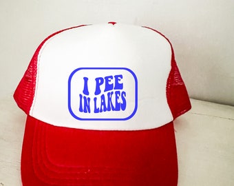 I Pee in Lakes トラッカーハット SVG - サマーカットファイル（デジタルダウンロード）