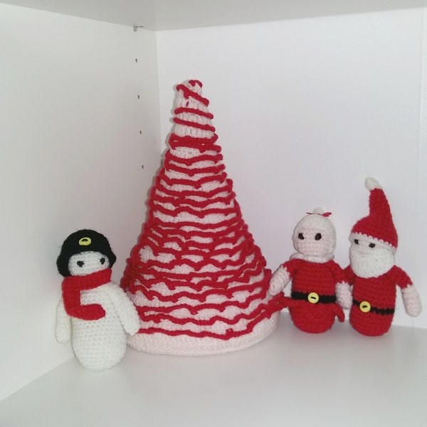 Ensemble de figurines de Noël, petits personnages au crochet, équipe du père Noël avec sapin de Noël, petits jouets rigolos, décorations de Noël