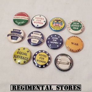 Puede incluir: Una colección de 11 botones de sufragio vintage con varios diseños y lemas, incluyendo "Votos para las mujeres", "Sufragio igual" y "Nueva Jersey 1914".