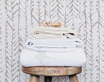 Papel pintado extraíble de espiga beige: Escandinavo neutro despegar y pegar
