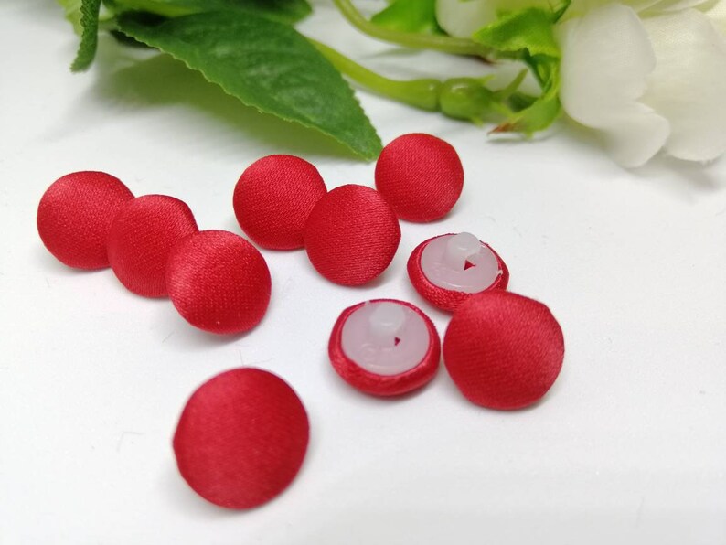 Lot De 20 Boutons Plats 4 Trous Rouge 11 Mm - Pour Scrapbooking, Mercerie, Couture, Résine