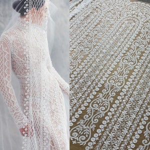 Tkanina koronkowa w kolorze kości słoniowej na suknię ślubną Geometryczna koronka ślubna Haftowane cekiny i koraliki na tiulu Szerokość 51"