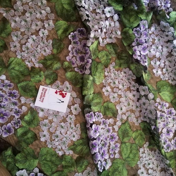 Tissu de dentelle de tulle brodé d'hortensia, broderie 3d sur une maille, tissu de dentelle de maille de broderie de luxe Tissu de dentelle de maille Tissu de tulle floral