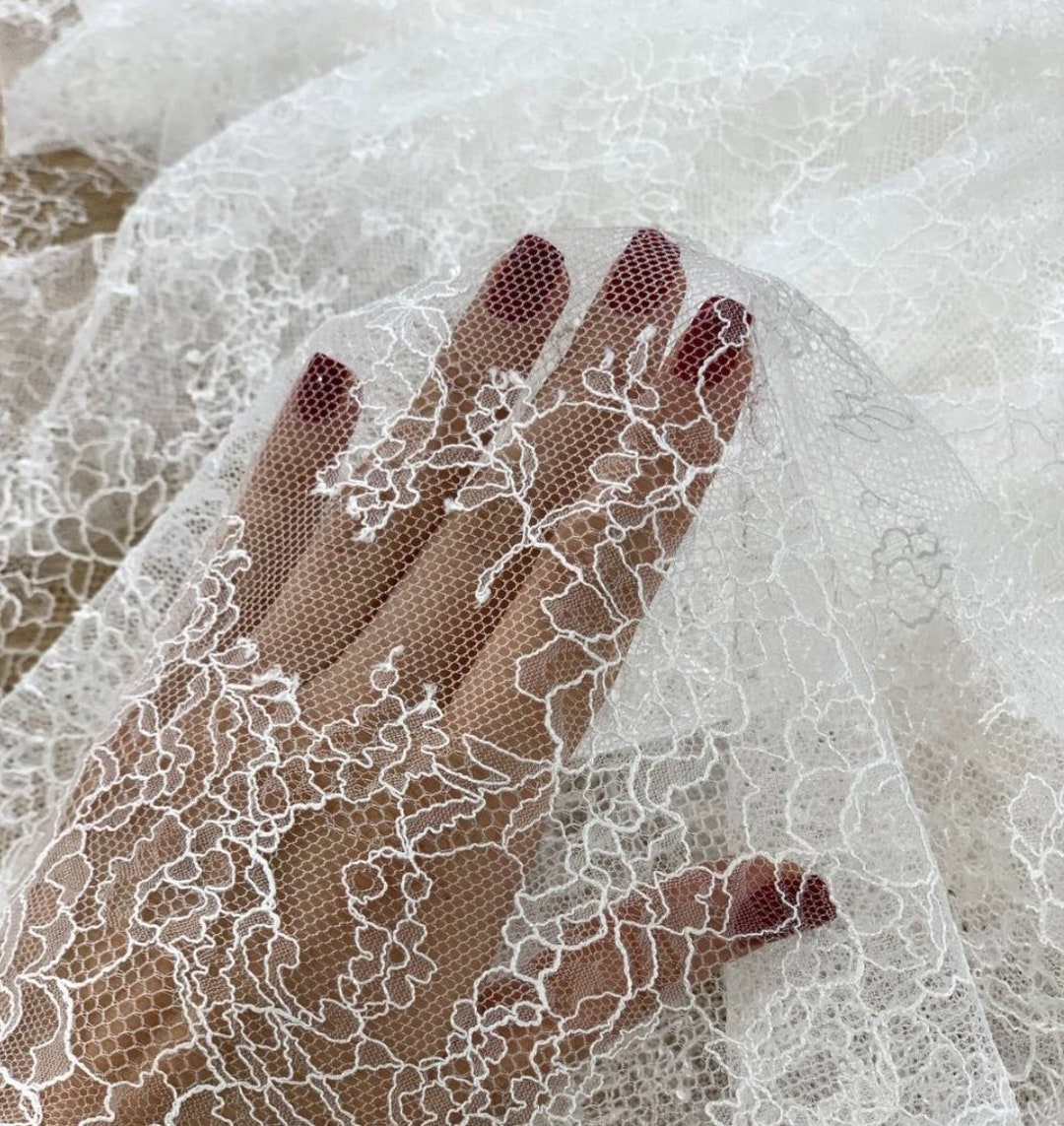 Ivory Chantilly Lace Banilto