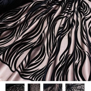 Pode incluir: Tecido de veludo preto com um padrão ondulado sobre um fundo rosa claro. O tecido é transparente e tem uma textura delicada.