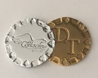 Benutzerdefinierte zwei doppelseitig Edelmetall Golf Ball Marker wählen Sie Rückseite Logo oder eine Phrase, dann fügen Sie Golfer Initialen.