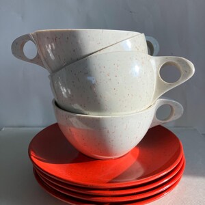 Set di 4 tazze e piattini in melamina Melmac di metà secolo con lattiera e zuccheriera / Holiday di Kenro Melamine / Decorazione a pois rossi e bianchi con effetto coriandoli