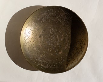 Bol décoratif vintage en laiton gravé de dragons chinois et de perles
