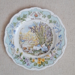 Brambly Hedge Picnic Wall Plate by Royal Doulton Jill Barklem 1989 made in England, 8 inch / 21 cm diameter