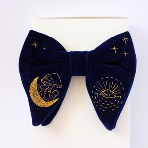 Nœud papillon en velours bleu, Nœud papillon de créateur brodé avec champignon doré, Nœuds papillon pré-noués, Nœuds papillon de mariage élégants pour hommes, Bretelle réglable
