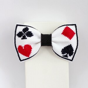 Papillon ricamato con carte per uomo, papillon con carte a punto croce, regali per giocatori di poker, regalo per giocatori di carte, festa in casinò, carte da gioco