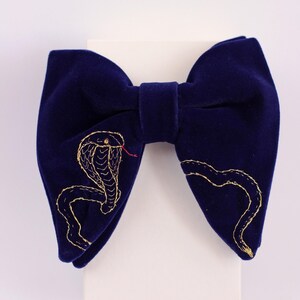 Nœud papillon brodé en velours bleu avec cobra doré, Nœud papillon de créateur, Nœuds papillon pré-noués, Nœuds papillon de mariage bleus style pour hommes, Bretelle réglable