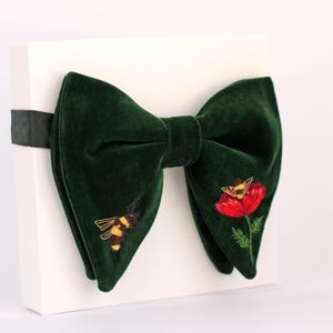 Fluga i grön sammet med bi för män och kvinnor, broderad fluga med blomma, färdigknutna flugor, stilig bröllopspresent till min make