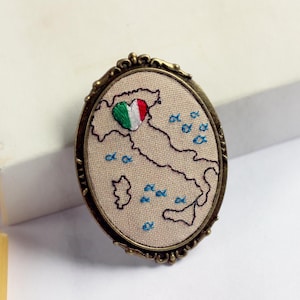 Spilla con mappa ricamata personalizzata, mappa del paese realizzata a mano con punto croce, regalo personalizzato realizzato su ordinazione, regalo per gli amanti dei viaggi.