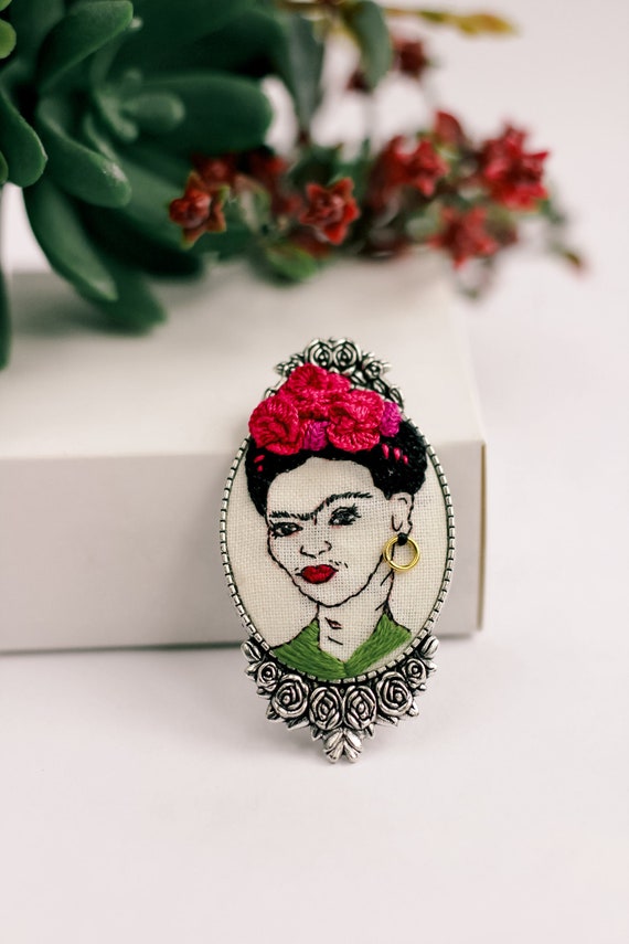 Broche de bisutería inspirado en Frida Kahlo pintado a mano