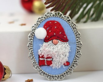 Geborduurde kerstbroche met kabouter, coole kerstkabouter, wintersieraden, kerstcadeau, vakantie met mijn kabouters